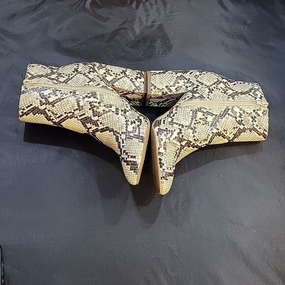 SUGAR SGR-EVVIE ANIMAL PRINT POINTED TOE BLOCK HEEL ANKLE BOOTIE - Picture 14 of 16